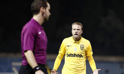 Λαμία-Άρης: Εκτός ελέγχου ο Σούντγκρεν, έσπρωξε ball boy κι αποβλήθηκε! (video+photos)