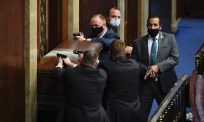 LIVE BLOG: Οπαδοί του Τραμπ «μπούκαραν» στο Καπιτώλιο - Πυροβολισμοί και μία τραυματίας