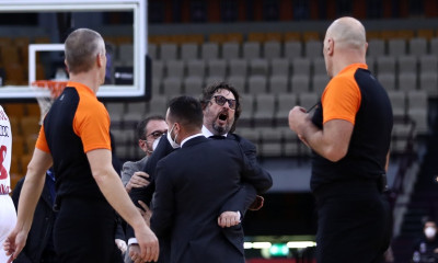 Ολυμπιακός - Μπάγερν Μονάχου: Έξαλλος ο Τρινκιέρι, «επιτέθηκε» στους διαιτητές (video+photos)