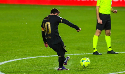 Ο Μέσι προσπέρασε στα γκολ με φάουλ τον Ρονάλντο και ο γιος του τρελάθηκε! (videos)