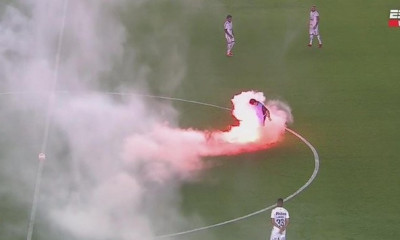 Χαμός πριν το Σάντος-Μπόκα Τζούνιορς: Οπαδοί πέταξαν φωτοβολίδες μέσα στο γήπεδο (video+photos)