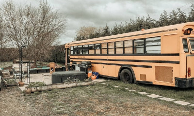 Ζευγάρι ζει σε αυτό το λεωφορείο - Όταν δείτε το εσωτερικό του θα μείνετε με το στόμα ανοιχτό