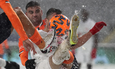 Τρομερή έμπνευση! Ομάδα έπαιξε με άσπρη εμφάνιση σε… χιονισμένο γήπεδο (photos)