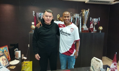 ΑΕΛ: Στα «βυσσινί» Ακούνα και Χουσίνο