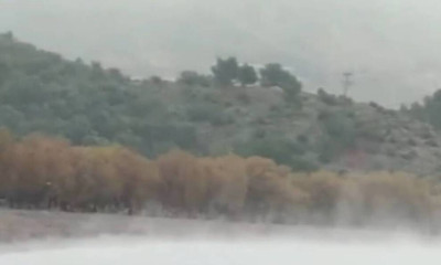 Κακοκαιρία «Λέανδρος»: Βούτηξαν στη θάλασσα εν μέσω χιονιά (video)