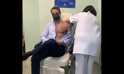 Ο Κυριάκος Μητσοτάκης έκανε τη δεύτερη δόση του εμβολίου για τον κορονοϊό