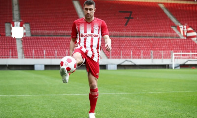 Παπασταθόπουλος: «Γι΄ αυτό επέλεξα τον Ολυμπιακό» (video+photos)