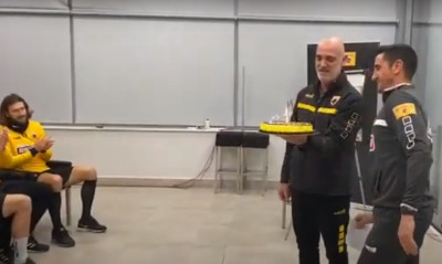 ΑΕΚ: Η τούρτα έκπληξη στον Χιμένεθ και το «έλα μωρό μου» (video)