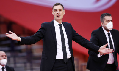 Ολυμπιακός-Μπαρτσελόνα: «Ντου» Μπαρτζώκα στους διαιτητές και αποβολή - «Μας κλέβετε» (video)