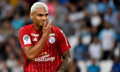 Ολυμπιακός: Η Equipe ντύνει στα «ερυθρόλευκα« τον Λαλά (photos+video)