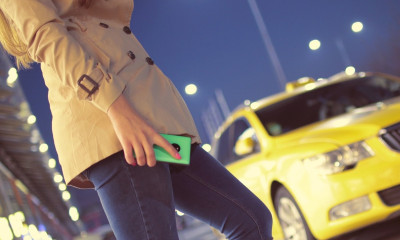 Γιατί τα ταξί ΠΡΕΠΕΙ να έχουν μια μπλε λωρίδα στο πλάι