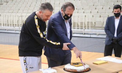 ΑΕΚ: Έκοψε την πίτα παρουσία Αγγελόπουλου