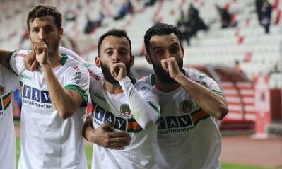 Τουρκία: Το κάρφωσε ο Τζαβέλλας, ισόπαλη η μάχη με τον Κολοβέτσιο! (video)