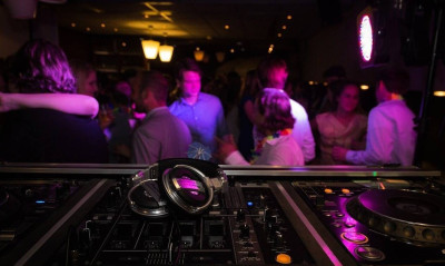 Κυψέλη: Νοίκιασε σπίτι μέσω Airbnb και έκανε κορονοπάρτι με 42 καλεσμένους