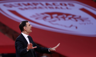 Μπαρτζώκας: Έβγαλε τους παίκτες του στη σέντρα