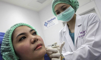 Κορωνοϊός: «Χρυσές δουλειές» για τους πλαστικούς χειρουργούς