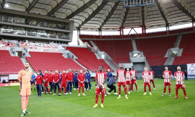 Ολυμπιακός-ΟΦΗ: Το πανό-ανατριχίλα και το τελετουργικό για τα θύματα της Θύρας 7  (video+photos)