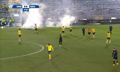 Απίστευτο! Έπεσε καπνογόνο σε αγώνα χωρίς θεατές – Διακόπηκε προσωρινά (video)