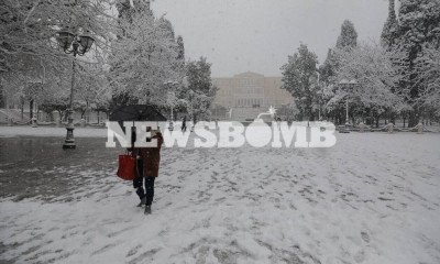 Κακοκαιρία: Λευκή «εισβολή» στην Αττική - Βγήκαν τα εκχιονιστικά στο Σύνταγμα