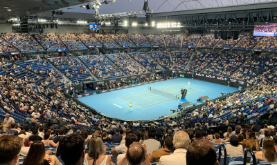 Τσιτσιπάς: Αθάνατη ελληνική εξέδρα στο Australian Open με συνθήματα και... παρατηρήσεις (photos)