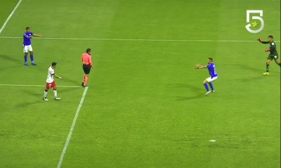 Η φάση της χρονιάς - Ο διαιτητής έγινε αμυντικός και χάθηκε σίγουρο γκολ (video+photos)