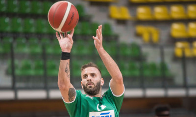 «Καυτό» ντεμπούτο από τον Παππά με την Ζιελόνα Γκόρα (video+photos)