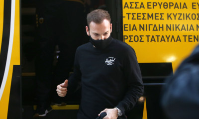 Παναθηναϊκός-ΑΕΚ: Άφιξη της «κιτρινόμαυρης» αποστολής με… Μπακάκη (video)