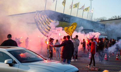 Χαμός στην «ελληνική» Φένλο: Απόθεωση με καπνογόνα πριν τη Φίτεσε (video+photos)