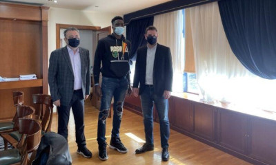 Στο δημαρχείο Ζωγράφου ο Αλέξανδρος Αντετοκούμπο – Υπέβαλε αίτημα για την ελληνική ιθαγένεια