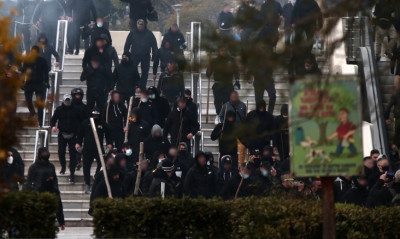 Επεισόδια Νέα Σμύρνη: Πεδίο μάχης γύρω από την πλατεία – Κουκουλοφόροι επιτέθηκαν σε δημοσιογράφους