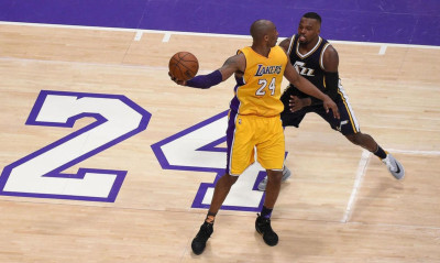 Κόμπι Μπράιαντ: Απίστευτη τιμή για υπογεγραμμένο εισιτήριο από το τελευταίο του ματς (photos+video)