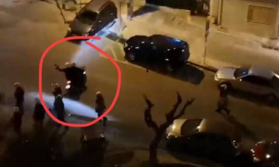 Νέα Σμύρνη: Η φωτογραφία που κάνει το γύρο του διαδικτύου - Αστυνομικός σημαδεύει με όπλο