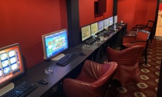 Κωδικός (παράνομης) εξόδου: Φρουτάκια – Πέντε συλλήψεις σε στέκι παράνομου τζόγου στην Αθήνα