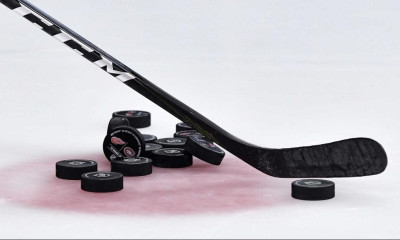 Τραγωδία στο χόκεϊ - Πέθανε 19χρονος μετά από χτύπημα στο κεφάλι (videos+photos)