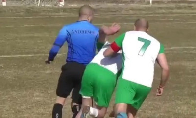 Σφαλιάρες σε διαιτητή και... κυνηγητό από παίκτες για μια κίτρινη κάρτα (video)