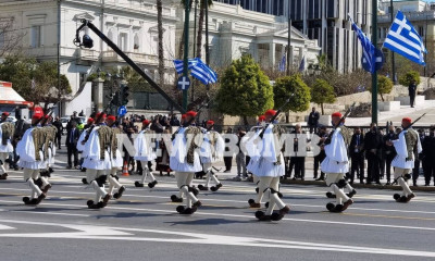 25η Μαρτίου - Ανατριχίλα από τους Εύζωνες: «Άγνωστοι νεκροί του Έθνους ακούστε» (vid)