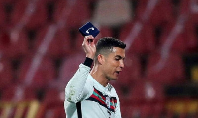 Το πεταμένο περιβραχιόνιο του Κριστιάνο έπιασε… τόπο - Πωλήθηκε 63.000 ευρώ σε δημοπρασία (video)