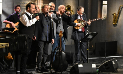 Στην υγειά μας ρε παιδιά: Αφιέρωμα στον Κώστα Μακεδόνα με... Νίκο Συρίγο (photos+video)