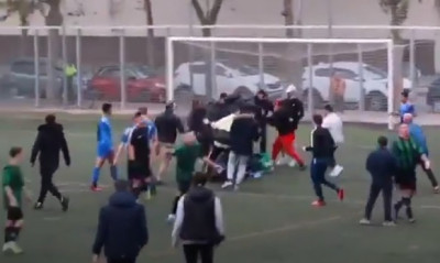 Αλύπητο ξύλο σε γήπεδο - Γυναίκες οπαδοί χτύπαγαν παίκτη (video+photos)