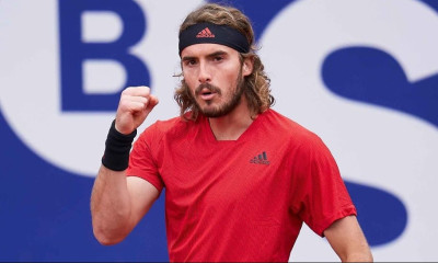 Στέφανος Τσιτσιπάς: Τρώνε το... χώμα του στη Βαρκελώνη - Πρόκριση στα ημιτελικά (video)