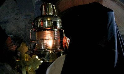 Πάσχα 2021: Έφτασε στην Αθήνα το Άγιο Φως - Χωρίς τιμές αρχηγού κράτους