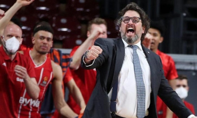 Μπάγερν Μονάχου: Αποθέωσε τους παίκτες του ο Τρινκιέρι