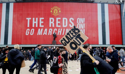 Μάντσεστερ-Λίβερπουλ: Καθυστερεί η σέντρα μετά το «ντου» - Πιθανή και η αναβολή (video+photos)