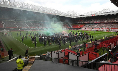 Μάντσεστερ Γιουνάιτεντ-Λίβερπουλ: Video από τις συμπλοκές στο Old Trafford - Τραυματίας αστυνομικός