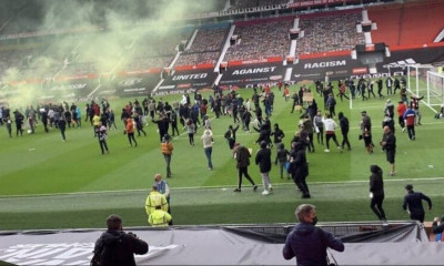 Μάντσεστερ-Λίβερπουλ: Οι αντιδράσεις των οπαδών της Γιουνάιτεντ - Το «ντου» στο γήπεδο (video)