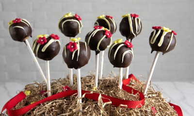 Άκης Πετρετζίκης: Cookie pops με πασχαλινά κουλουράκια