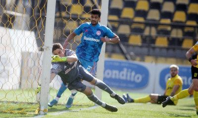 Άρης-Ολυμπιακός: Με καραμπόλα ο Μάνος το 1-0, παρά την τρομερή προσπάθεια του Τζολάκη (video)