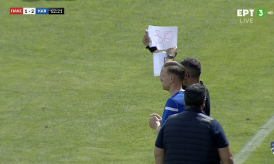 Επική στιγμή σε αγώνα της Football League: Αλλαγή σε κόλλα Α4 (photos+video)