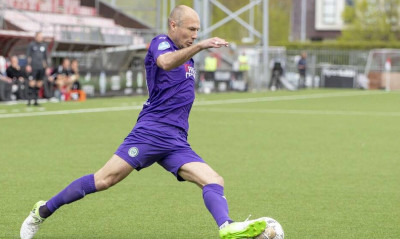 Άριεν Ρόμπεν: Η τέχνη δεν ξεχνιέται-Γύρισε με δύο ασίστ! (Video+Photos)