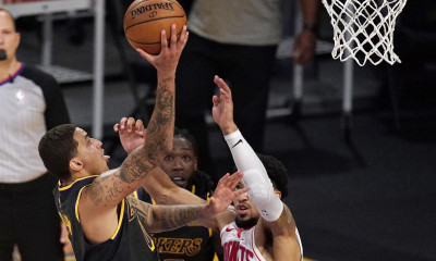 NBA: Δύσκολα οι Λέικερς, στα play offs οι Χοκς